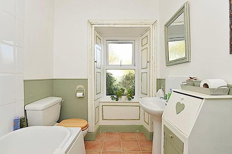 3 Bed Charming For Share ,, Private , Fibre Optik Broadband , Free Parking *