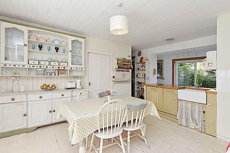 Bed & Breakfast 3 Bed Charming For Share ,, Private , Fibre Optik Broadband , Free Parking *